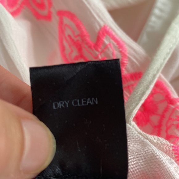 AQUA BLOOMINGDALES HOT PINK AN OFF WHITE EMBROIDERED ROMPER WITH POCKETS BARBIE - Picture 9 of 10